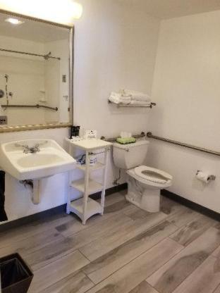 2 Queen Beds Mobility Accessible Roll Shower
